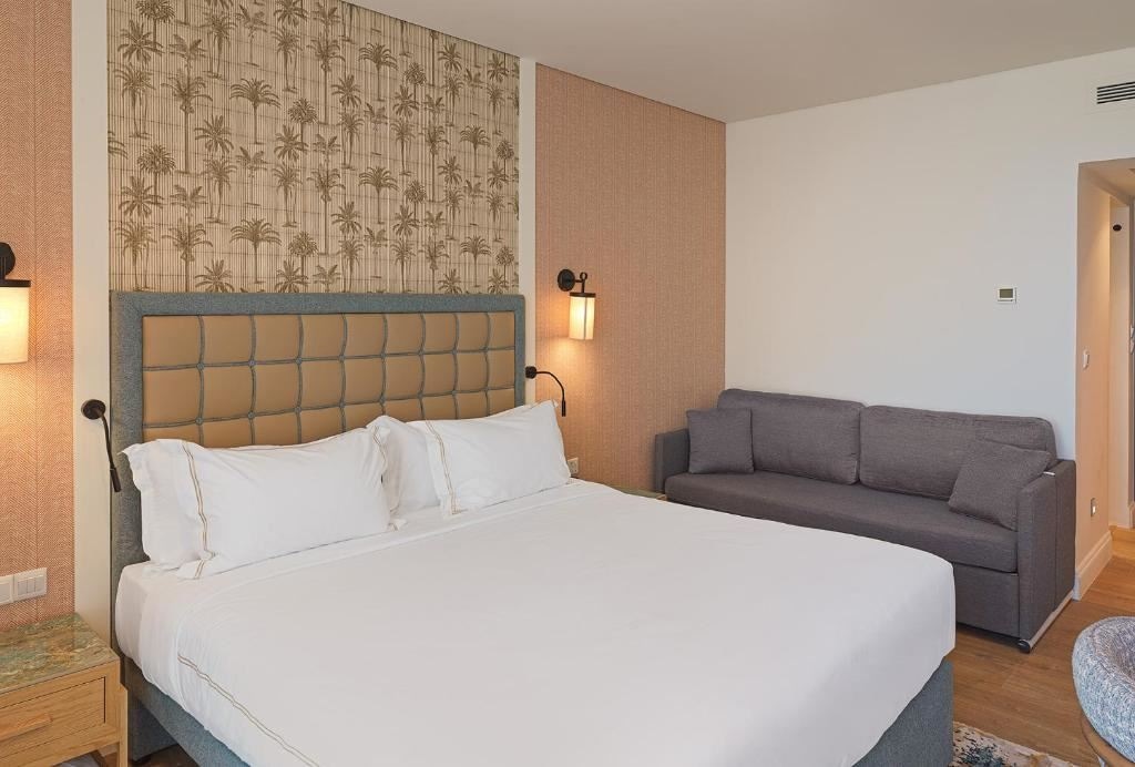 rooms-deluxe-family-room