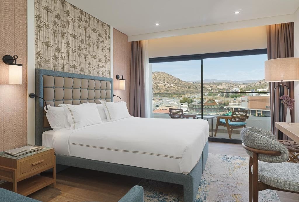 rooms-deluxe-family-room