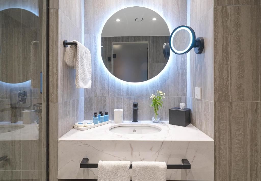 rooms-deluxe-room-sea-view