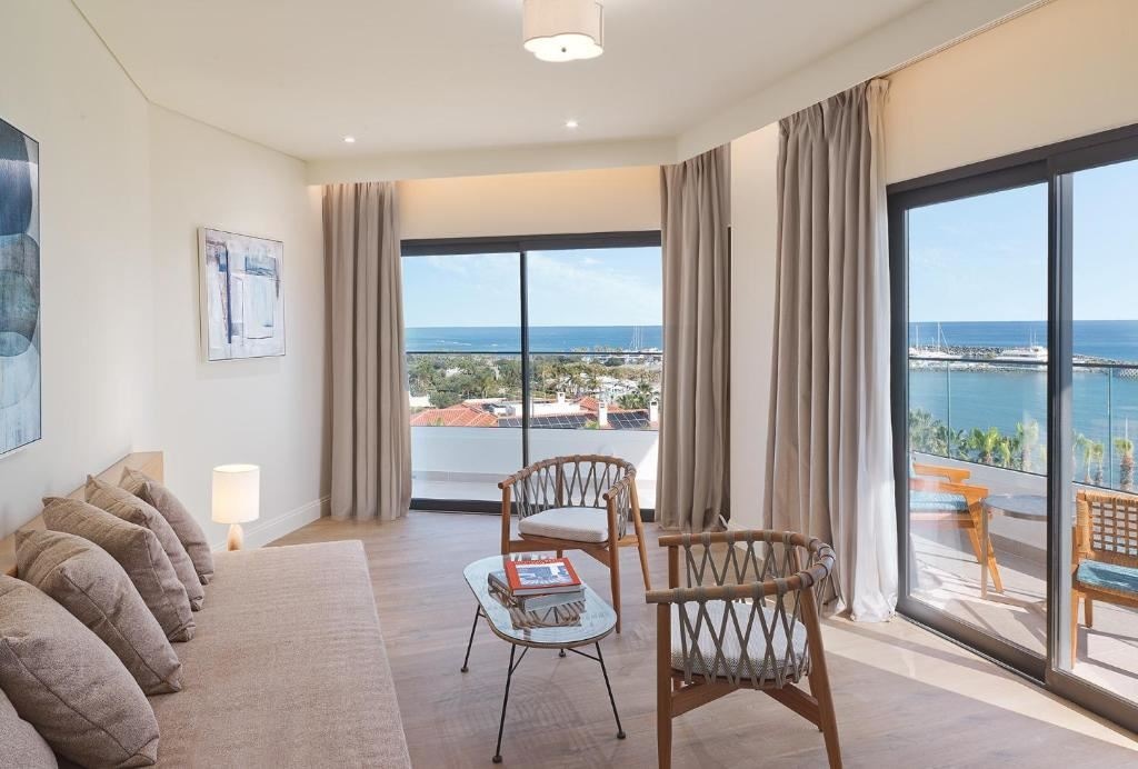 rooms-1-bedroom-signature-suite-sea-view