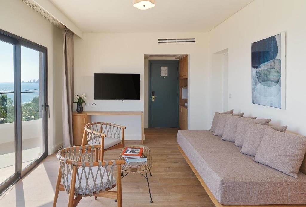 rooms-1-bedroom-signature-suite-sea-view--jacuzzi