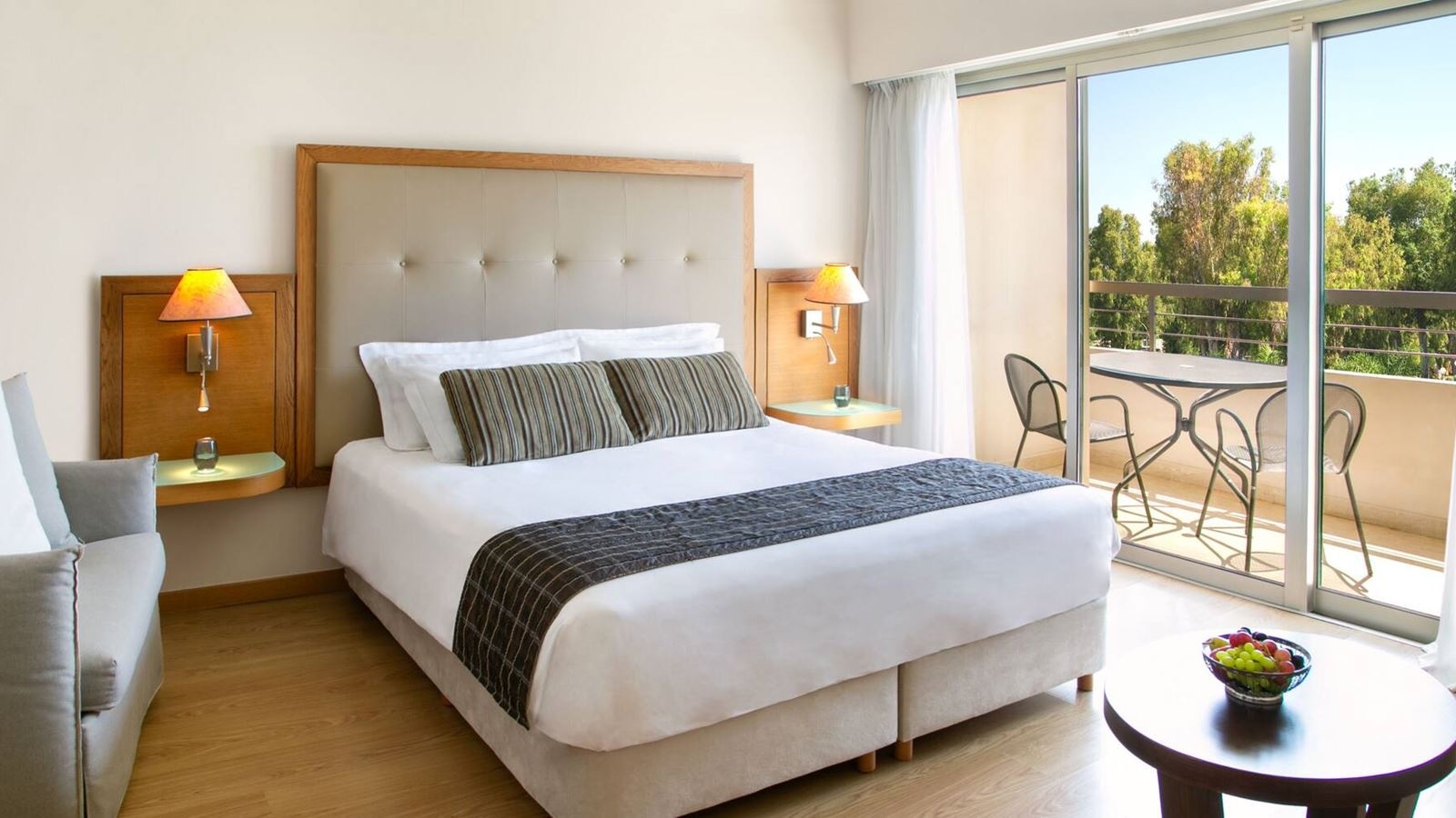 rooms-deluxe-room-balcony