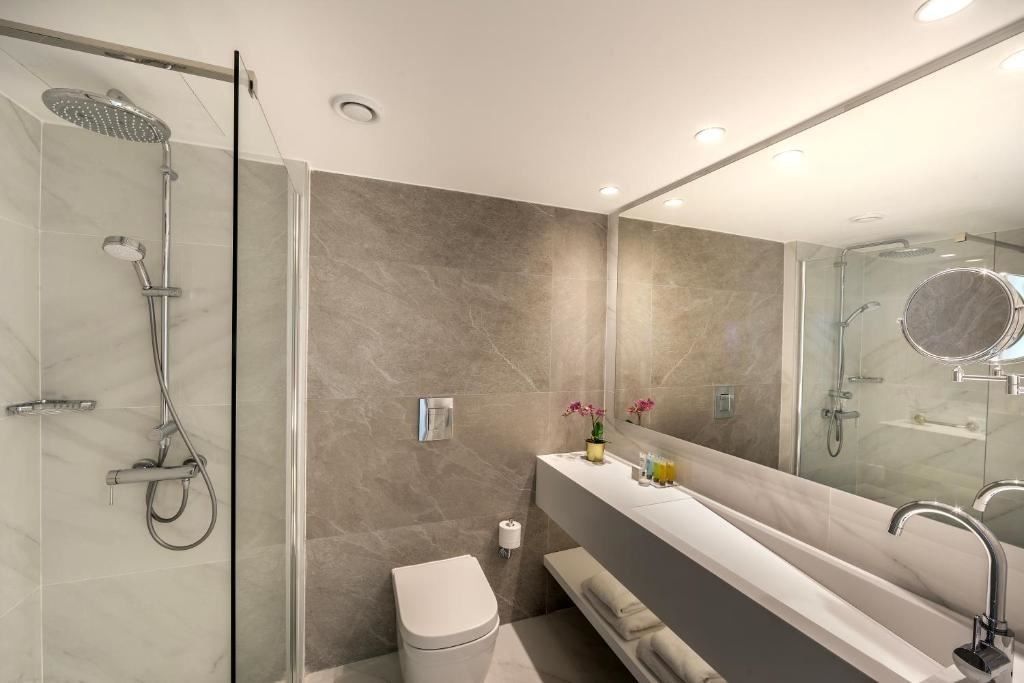 rooms-standard-room-lateralseaview-balcony-or-terrace