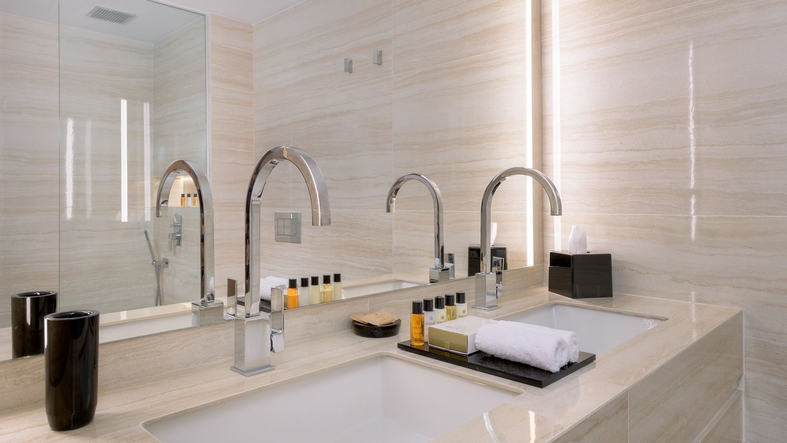 rooms-deluxe-roomlateral-seaviewbalcony