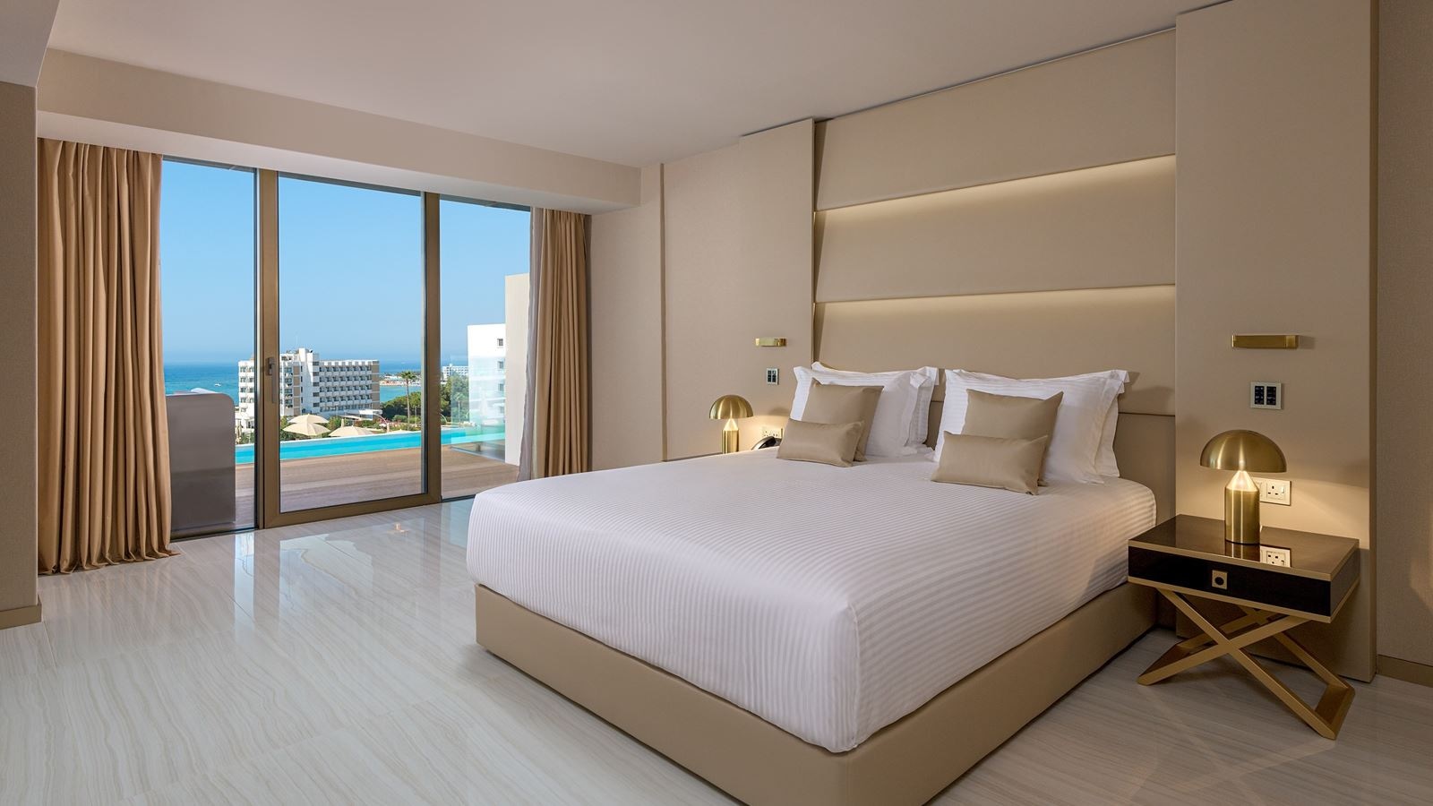 rooms-prestige-suite-swimuppoolterrace