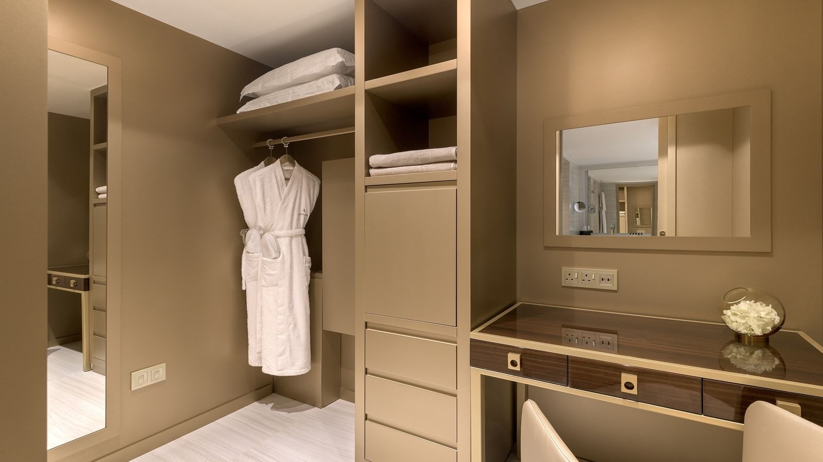 rooms-prestige-suite-swimuppoolterrace