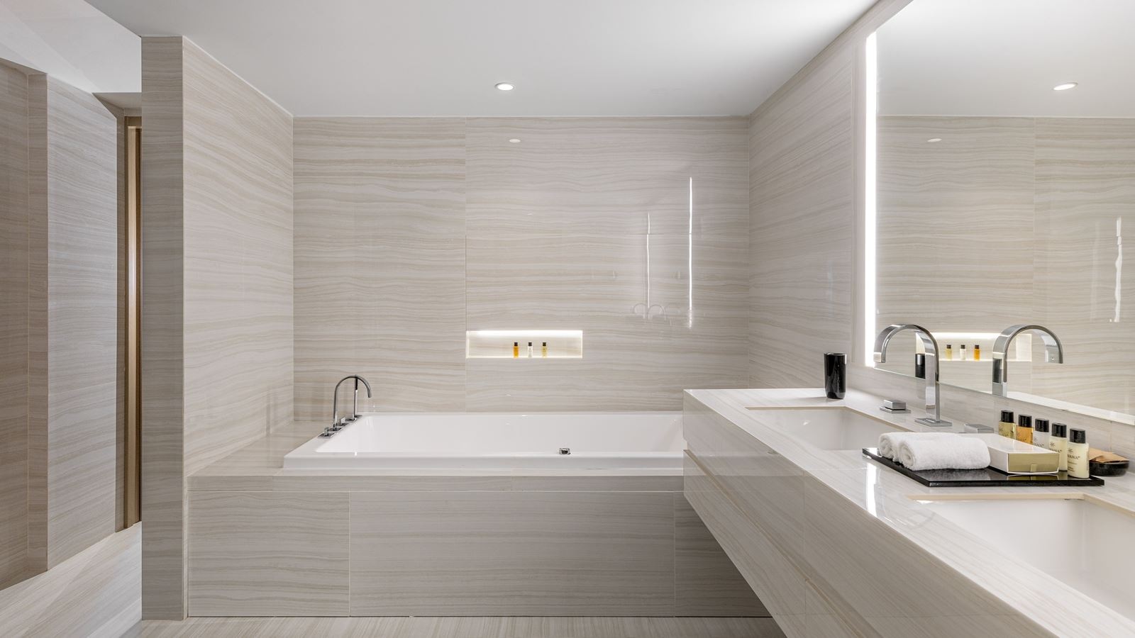 rooms-prestige-suite-swimuppoolterrace