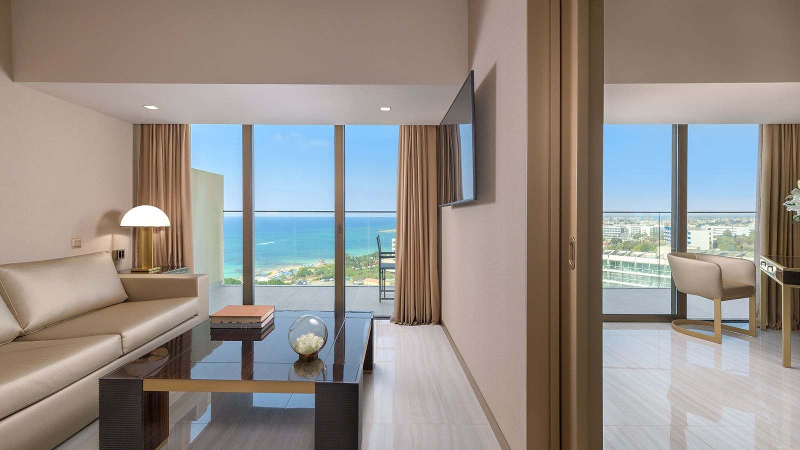rooms-suite-seaview-balcony