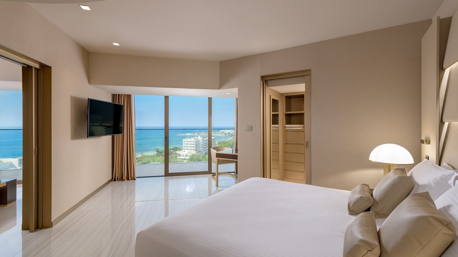 rooms-suite-seaview-balcony