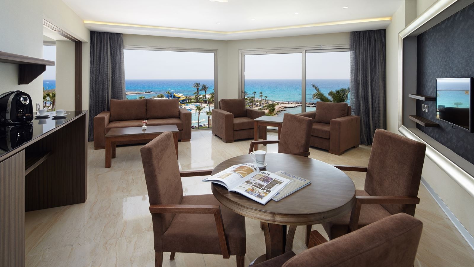 rooms-deluxe-beach-front-suite