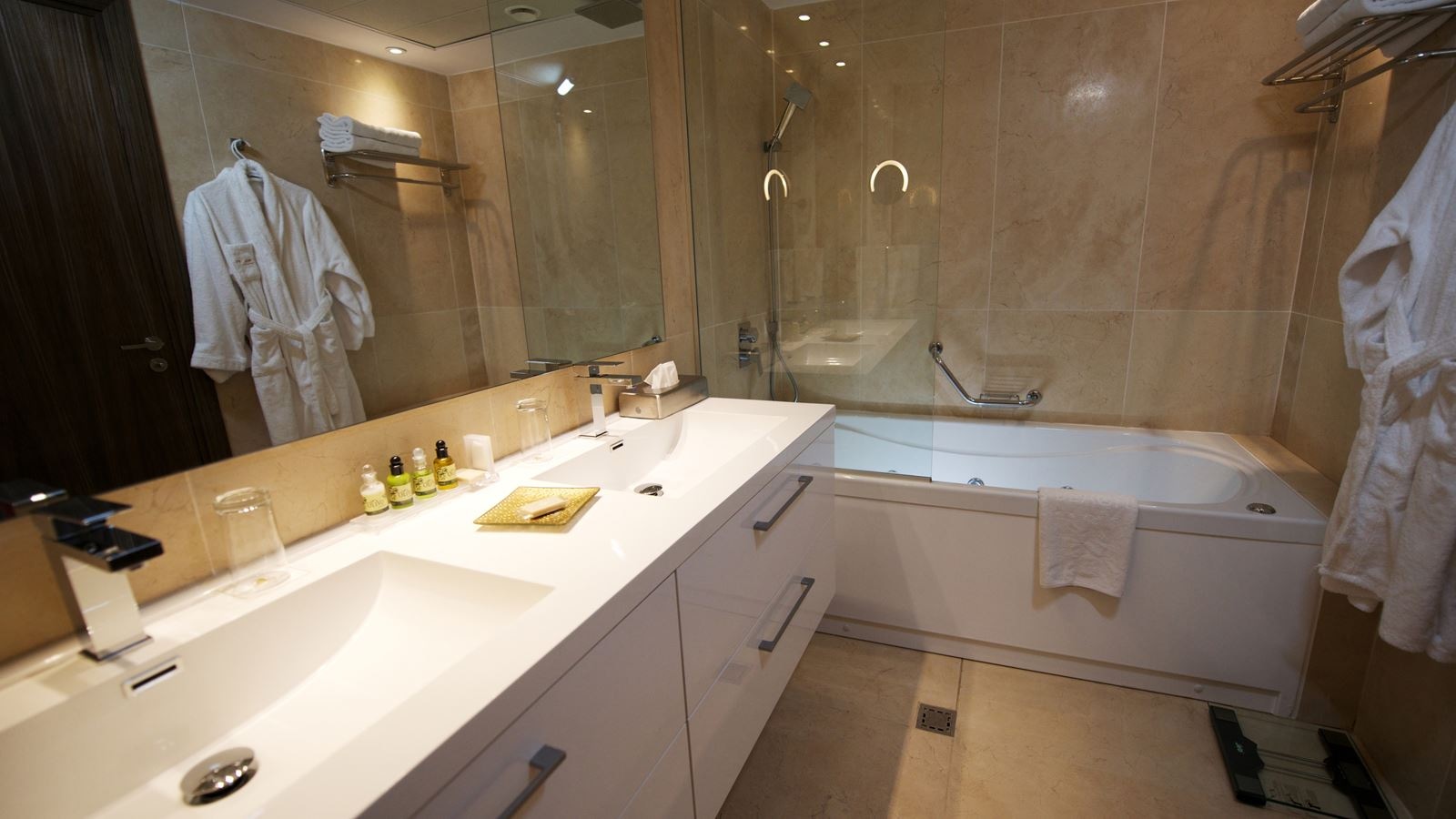 rooms-deluxe-pool-or-sea-side-view