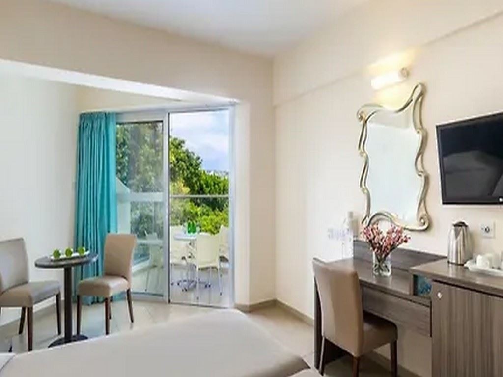 rooms-twin-standard-room-lateralseaview-balcony