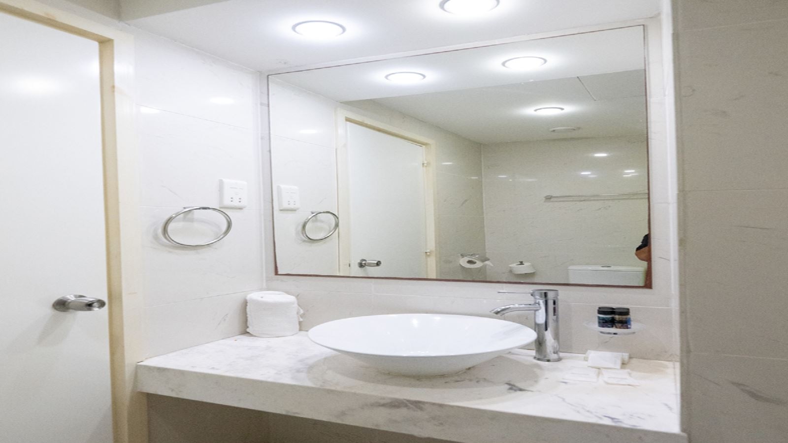 rooms-standard-room-pool-view-balcony