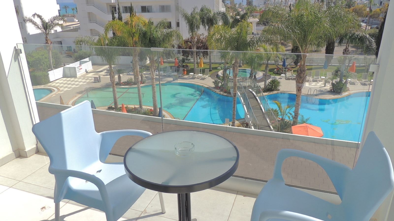 rooms-twin-pool-view