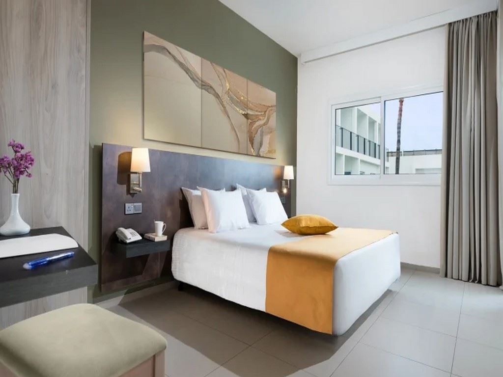 rooms-standard-suite--pool-view