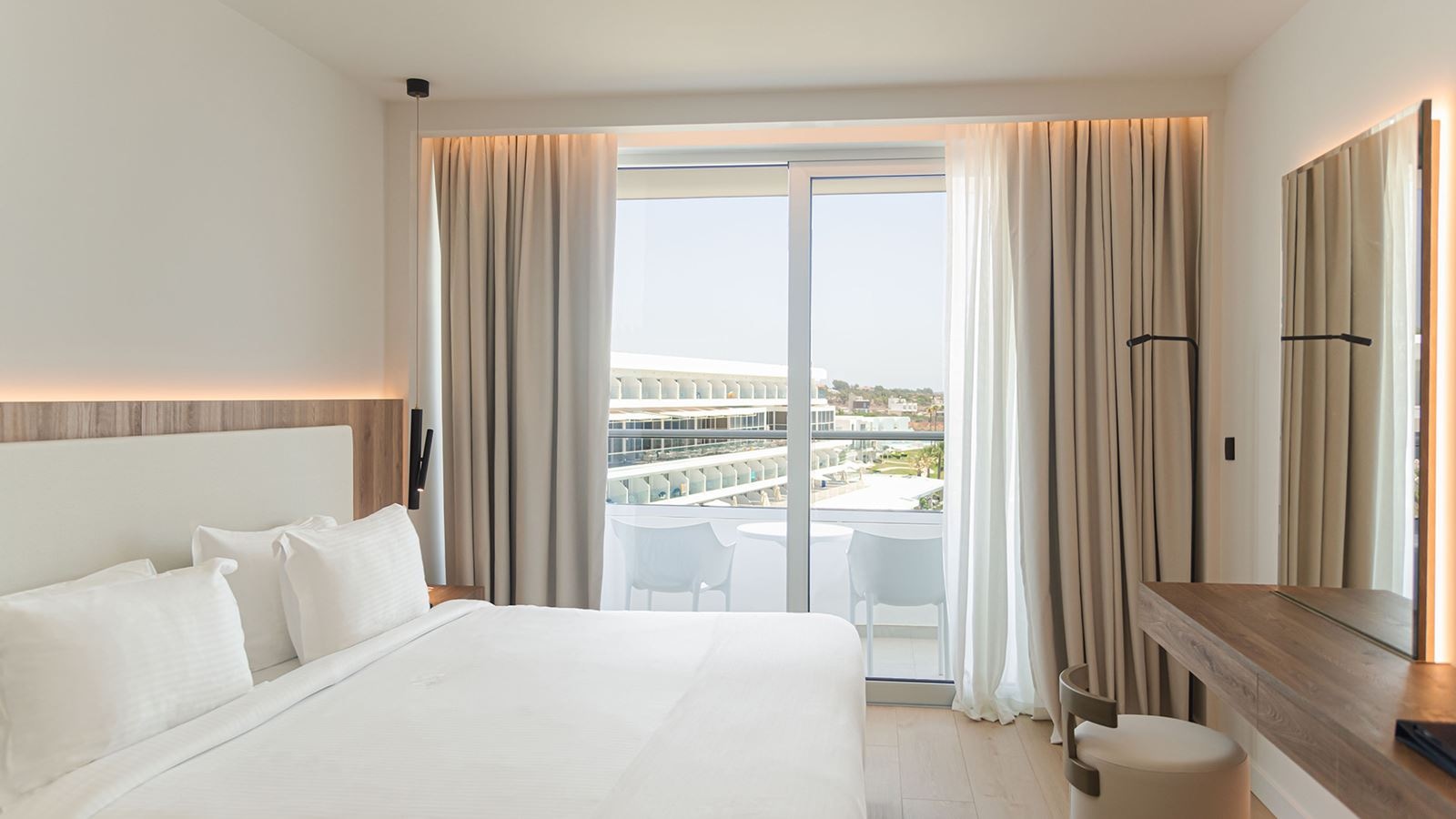 rooms-2-bedroom-familyroom-inland-view-balcony