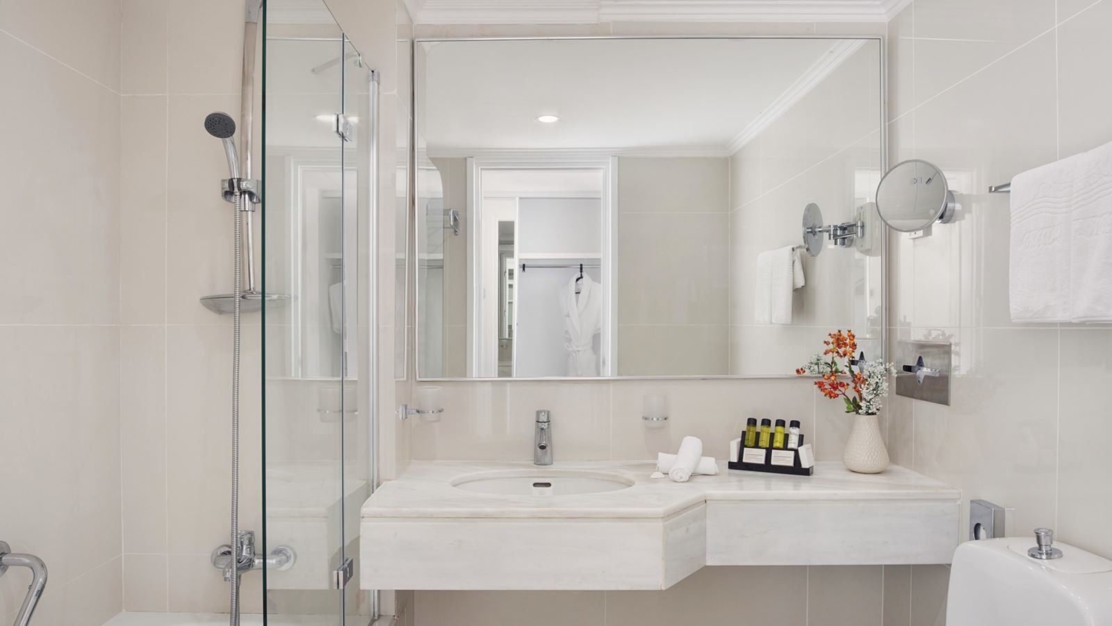 rooms-standard-room-lateralseaview-balcony