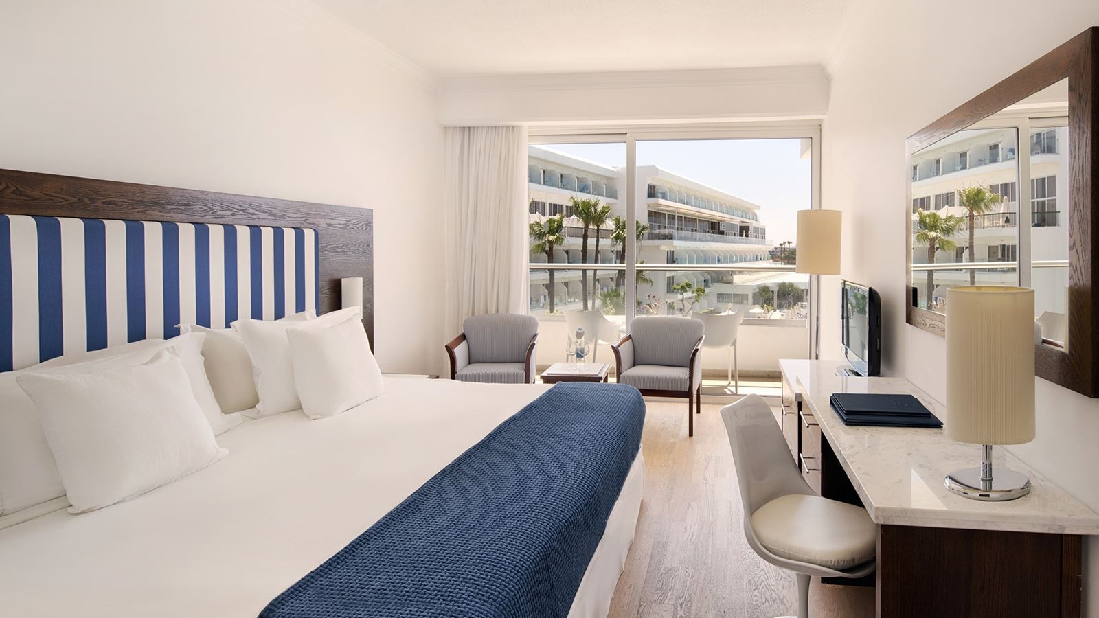 rooms-standard-room-lateralseaview-balcony