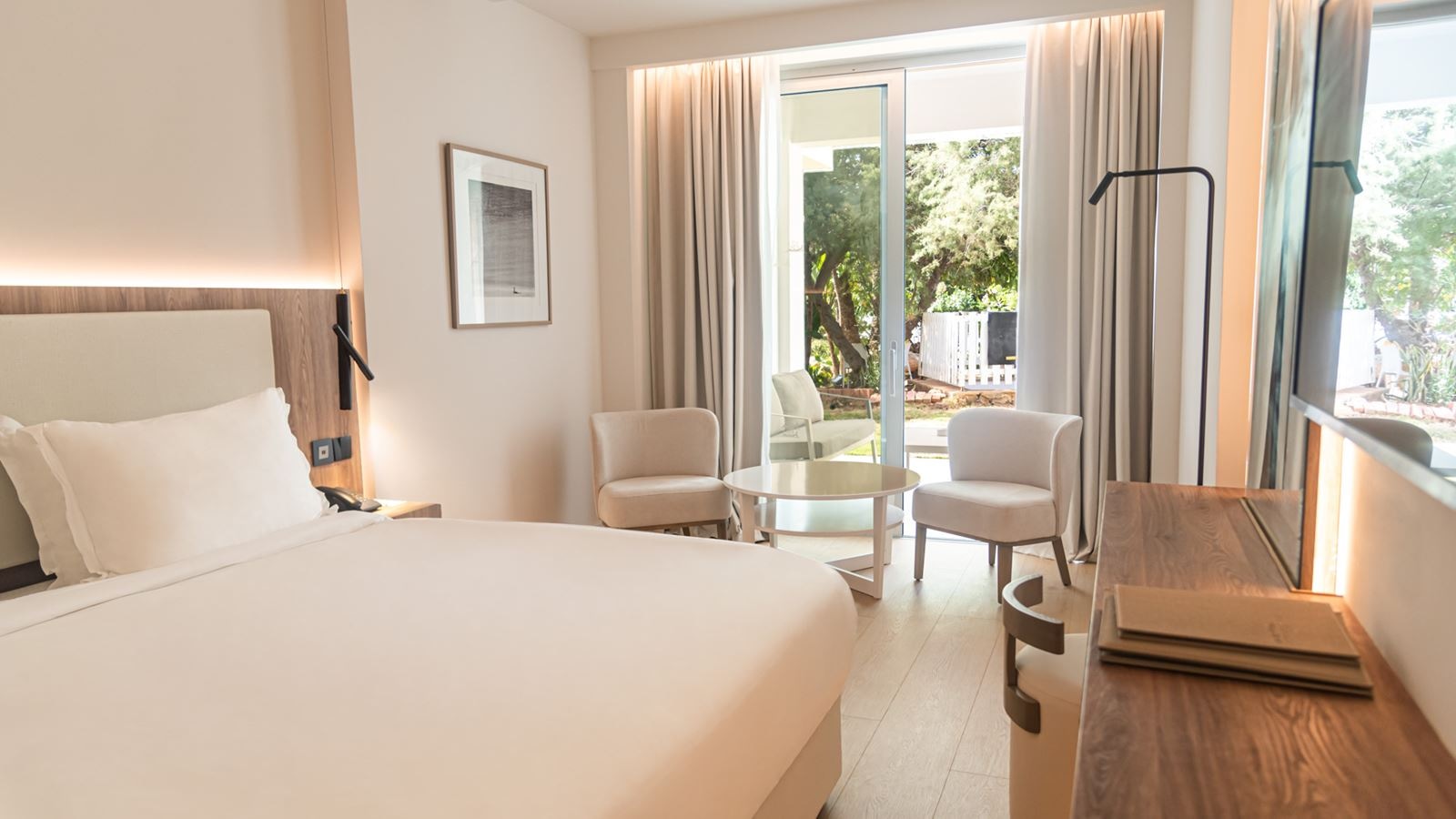 rooms-superior-room-gardenview-balcony