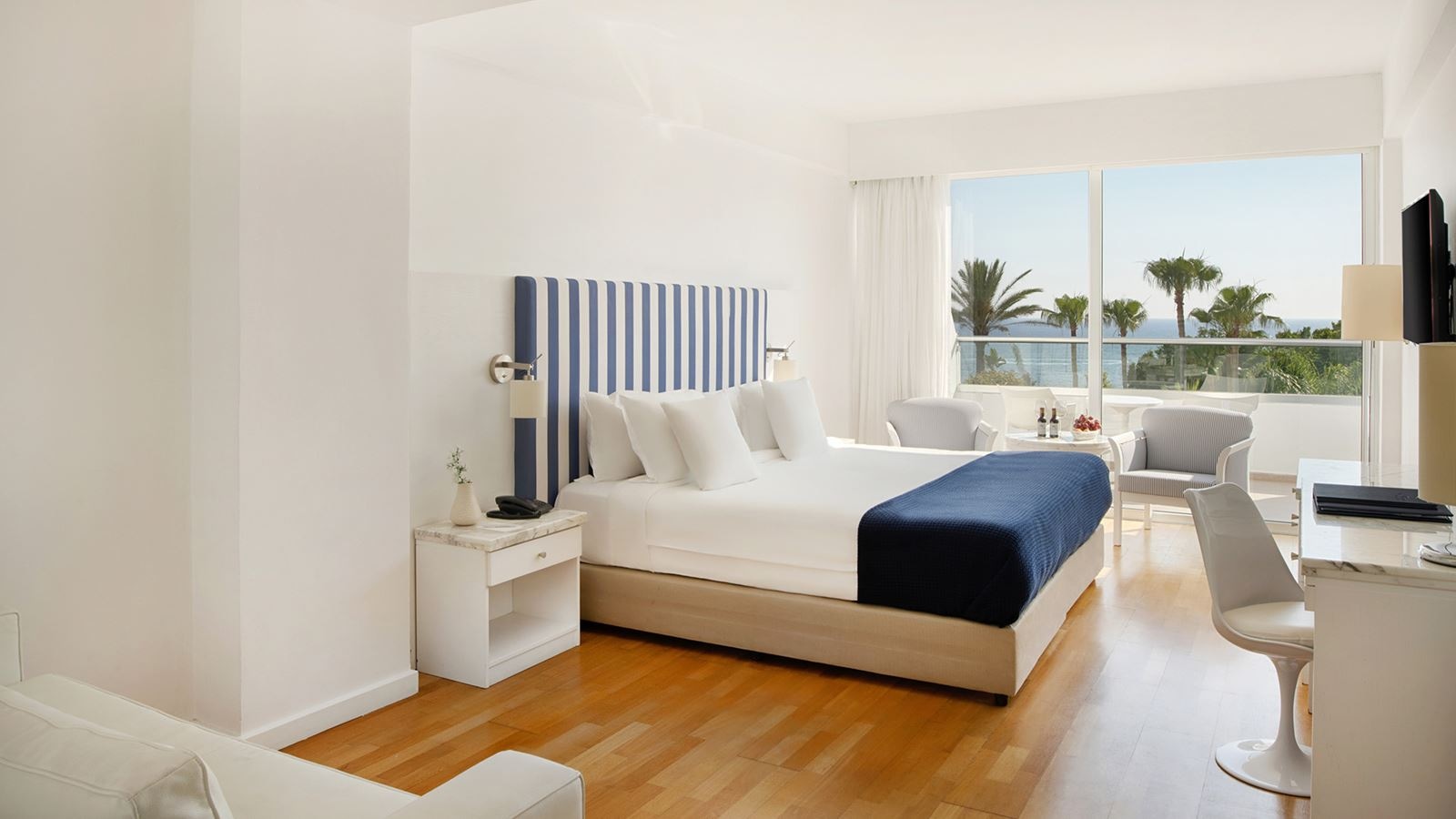 rooms-executive-studio-seaview-balcony