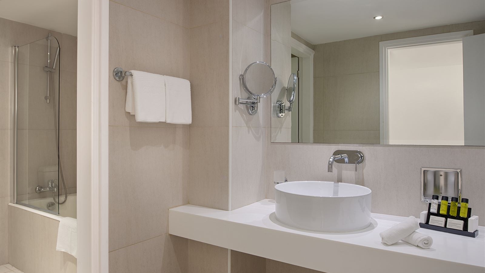 rooms-executive-studio-seaview-balcony