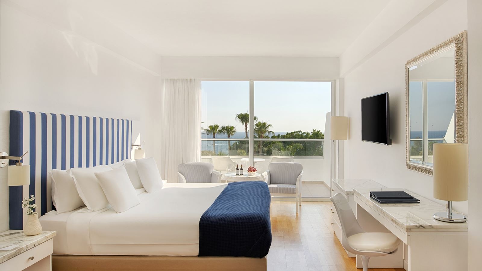 rooms-executive-studio-seaview-balcony