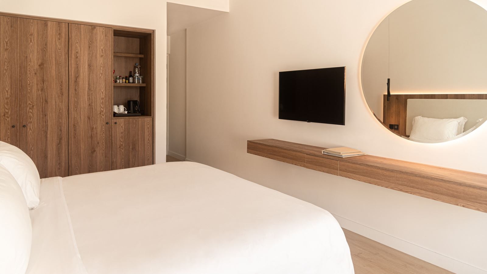 rooms-superior-studio-lateralseaview-balcony