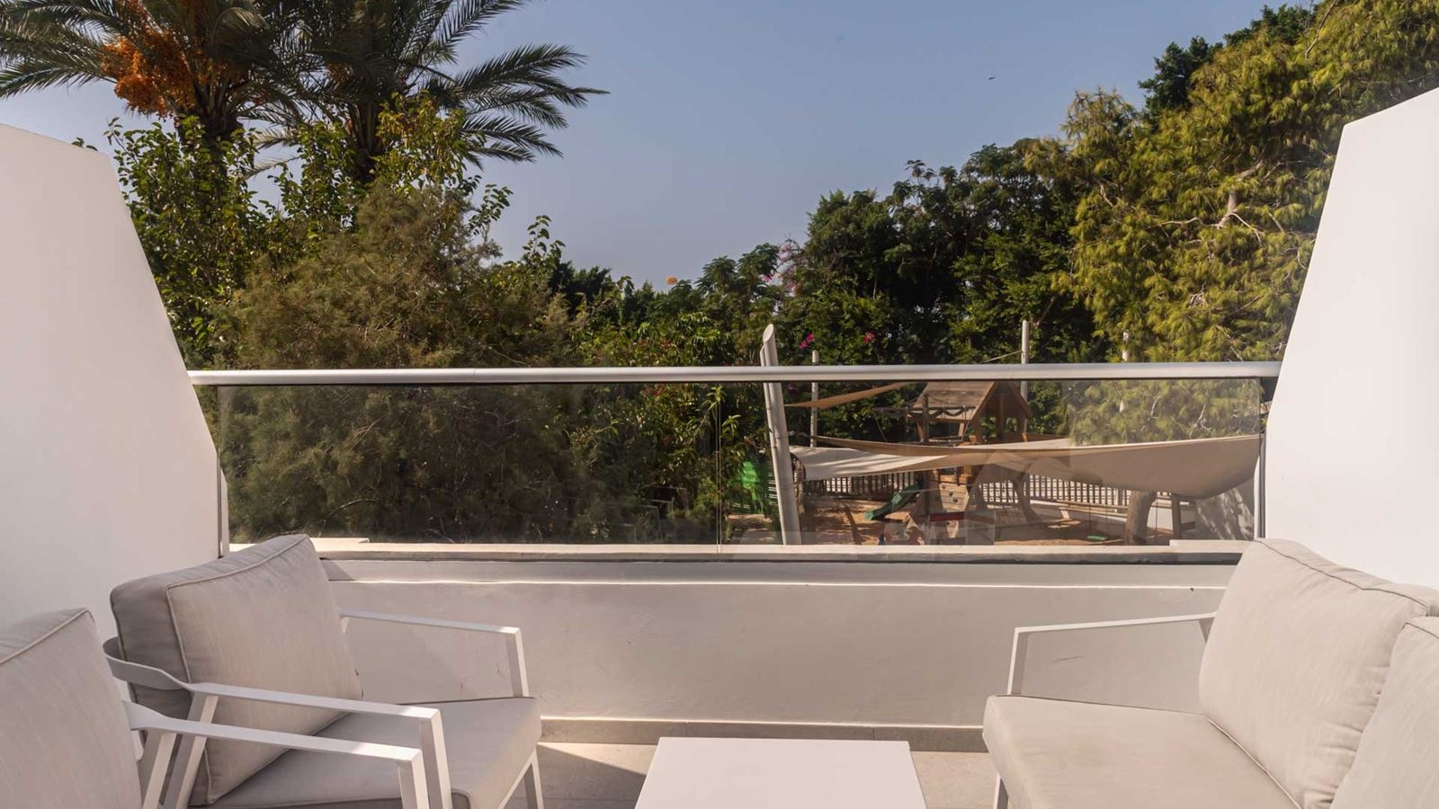 rooms-superior-studio-lateralseaview-balcony