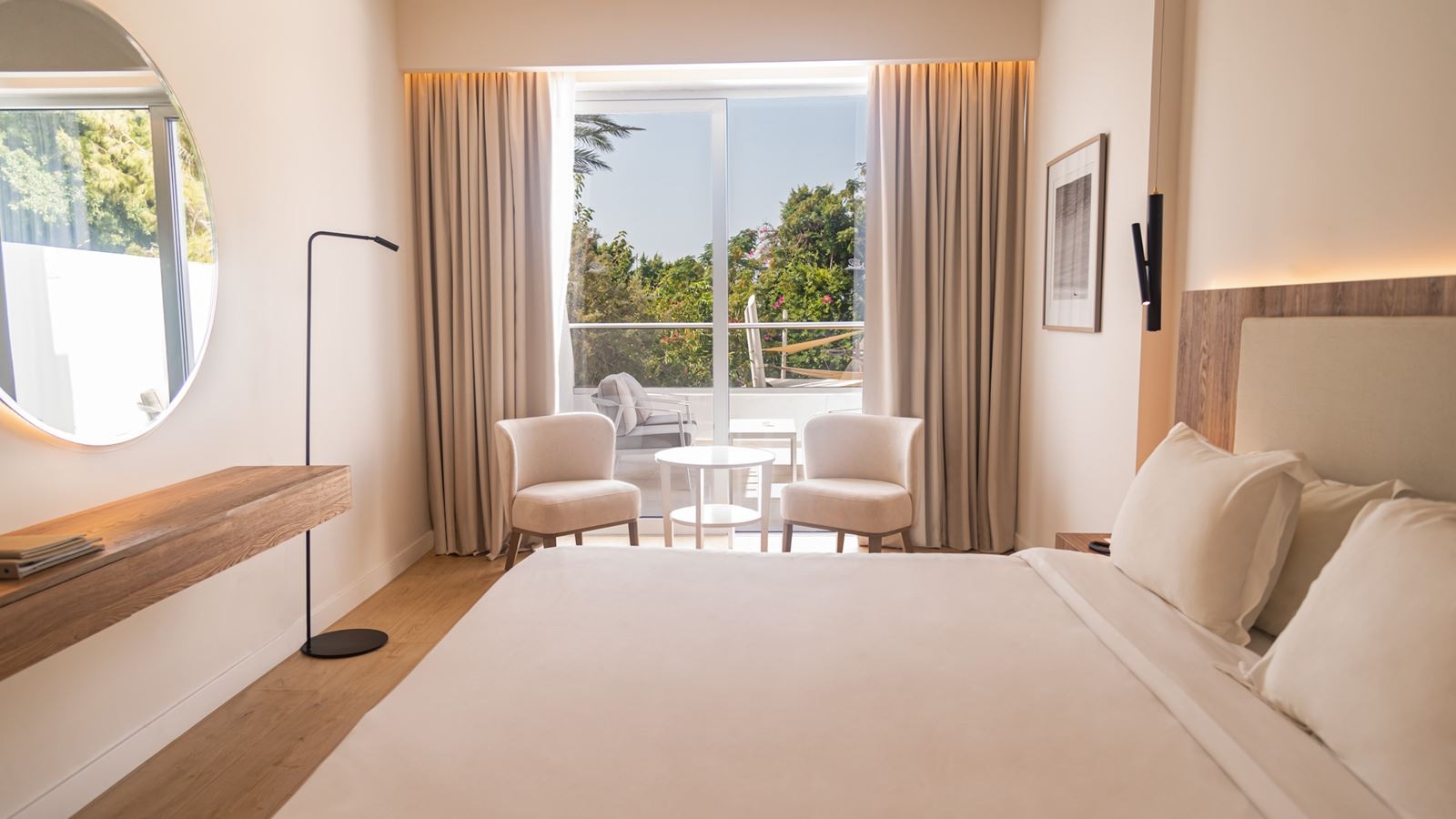 rooms-superior-studio-lateralseaview-balcony