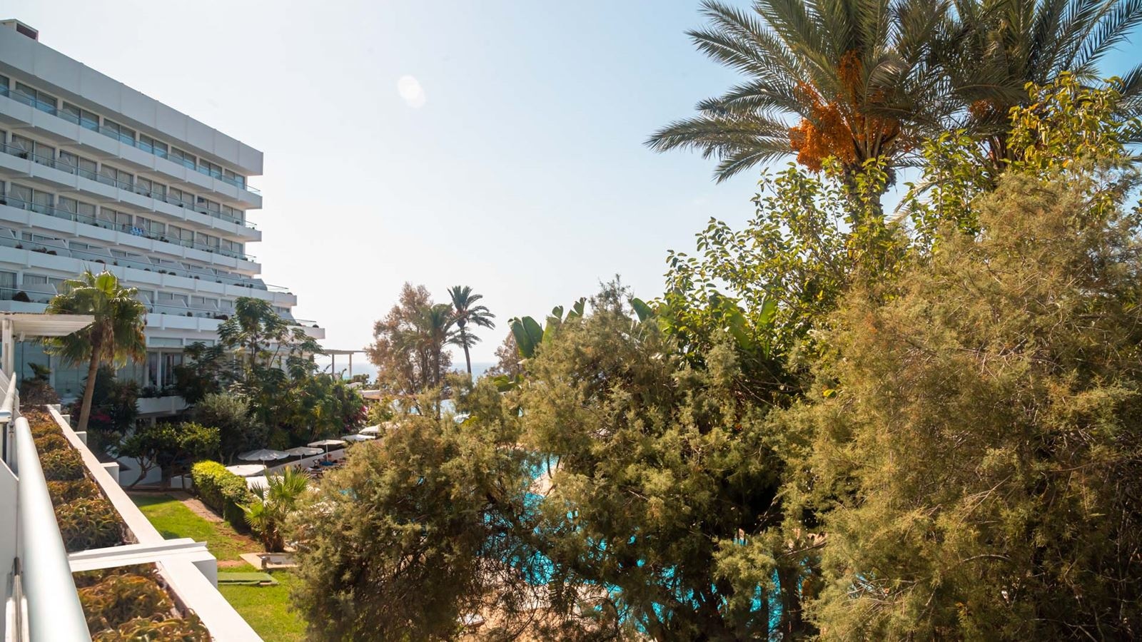 rooms-superior-studio-lateralseaview-balcony