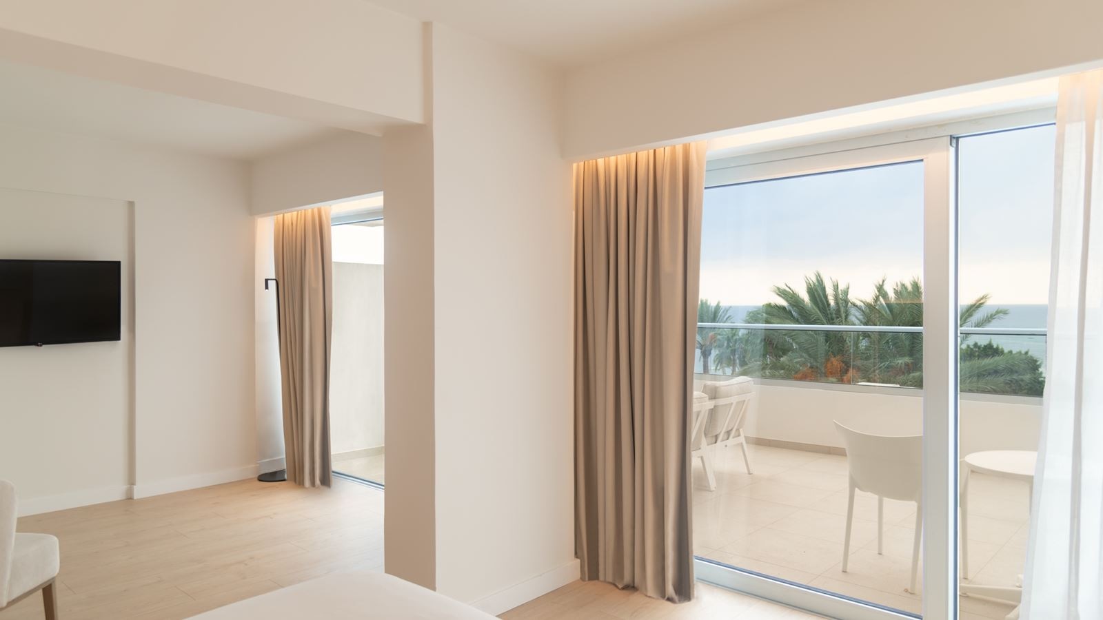 rooms-superior-studio-seaview-balcony