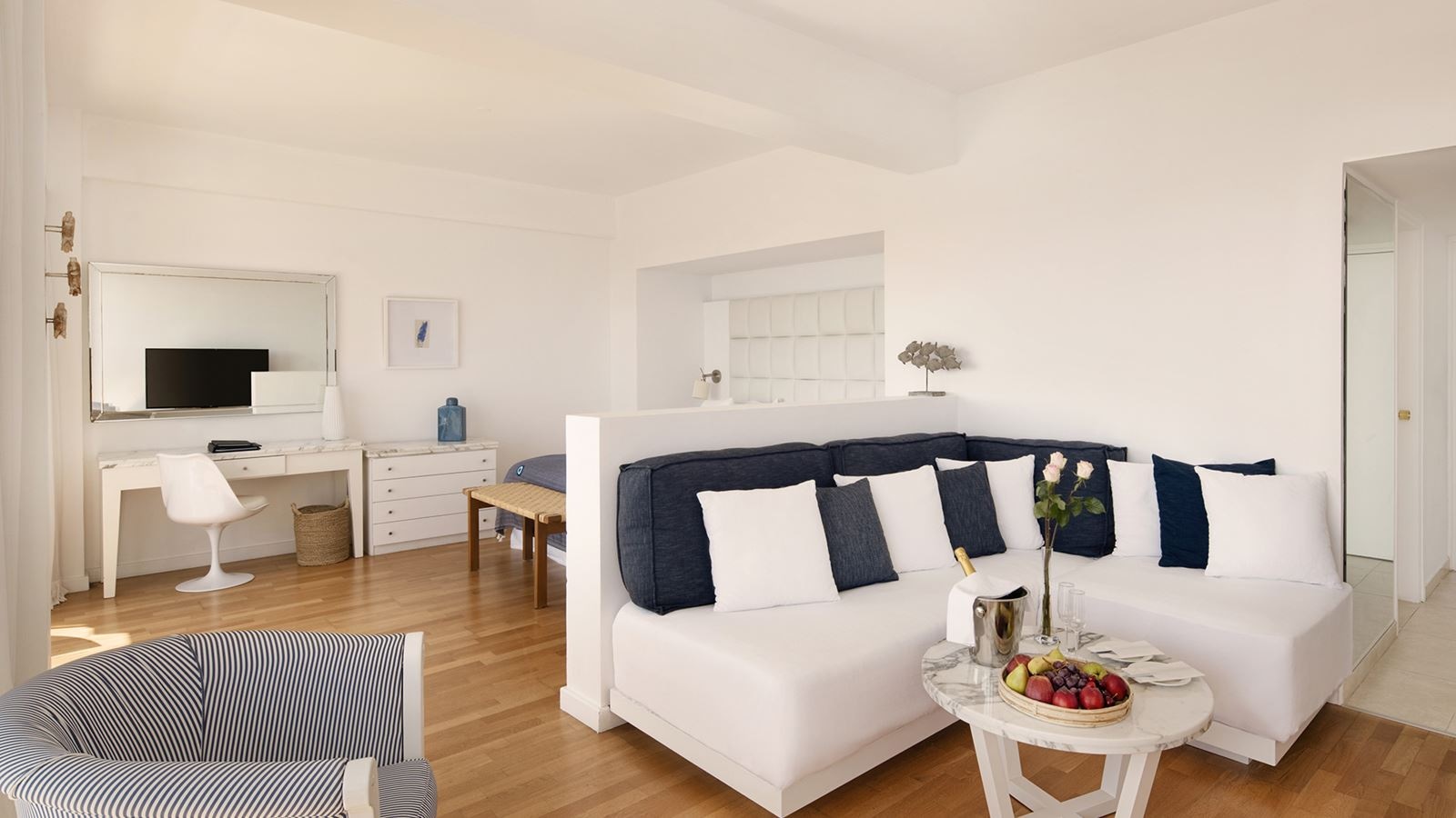 rooms-executive-suite-seaview-balcony