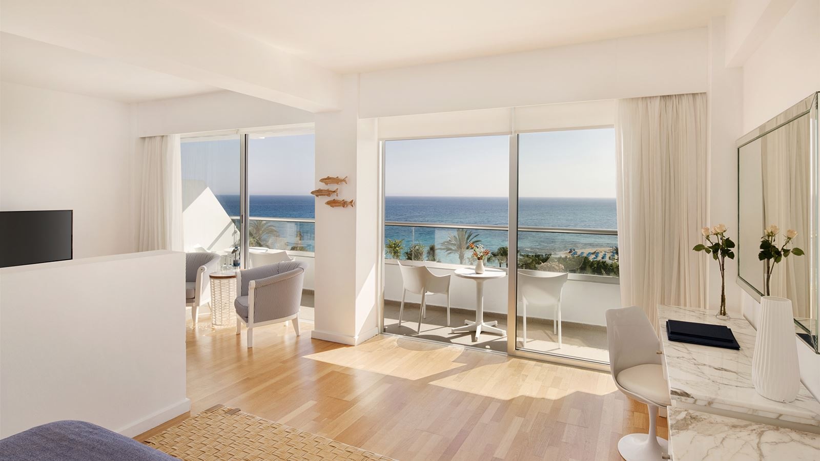 rooms-executive-suite-seaview-balcony
