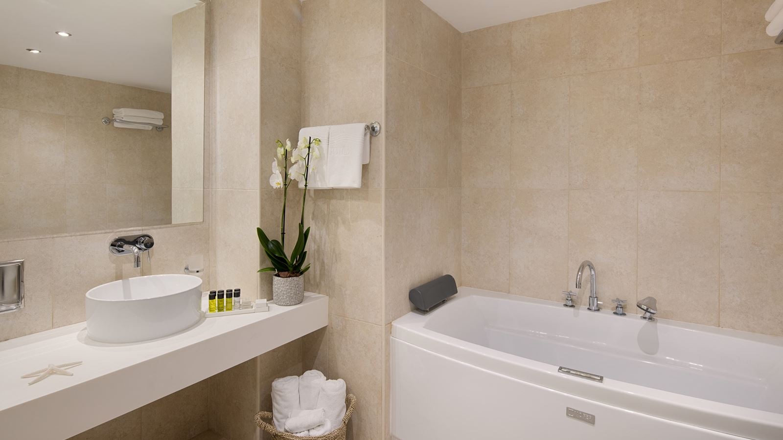 rooms-executive-suite-seaview-balcony