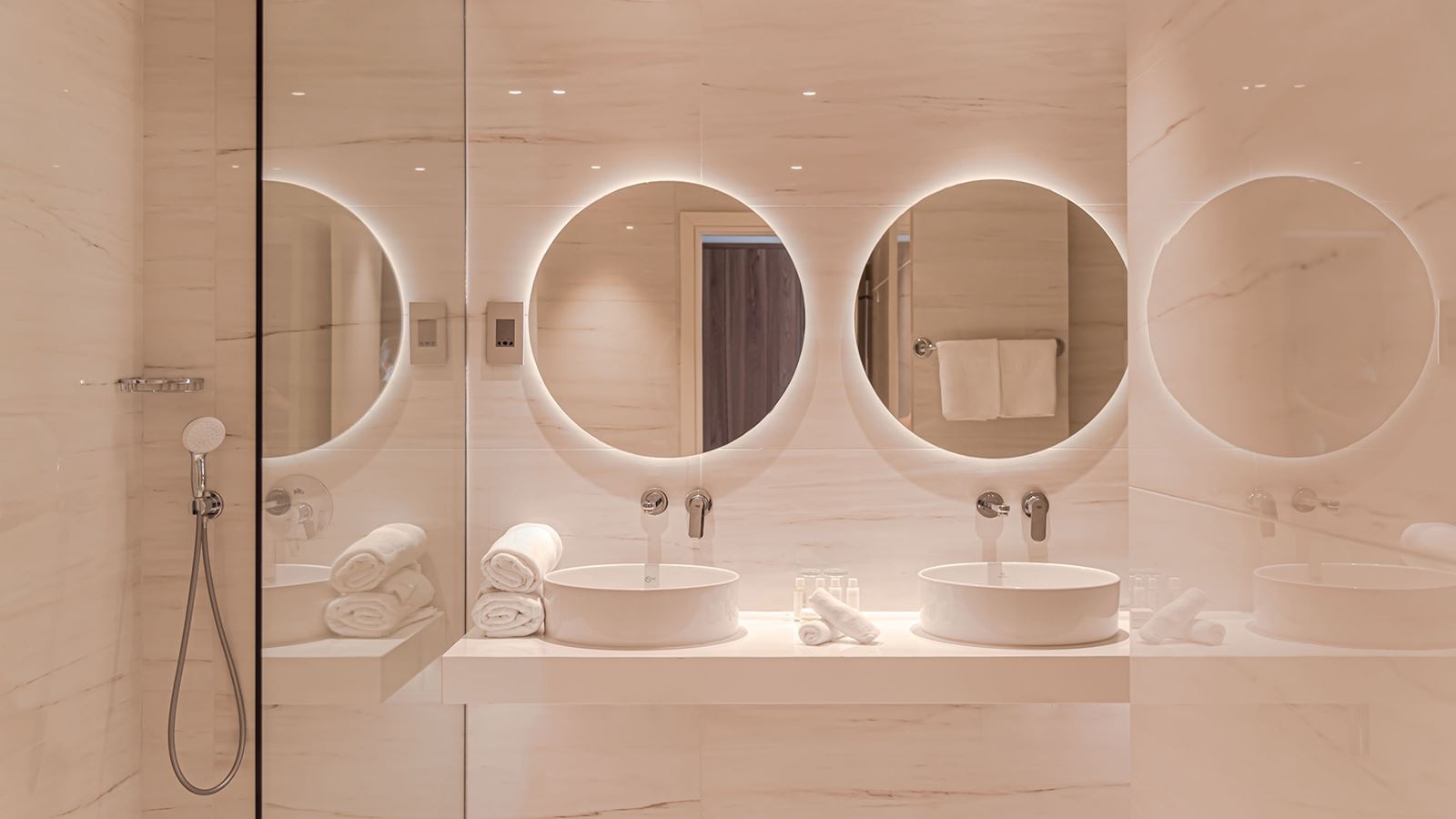 rooms-superior-suite-seaview-balcony