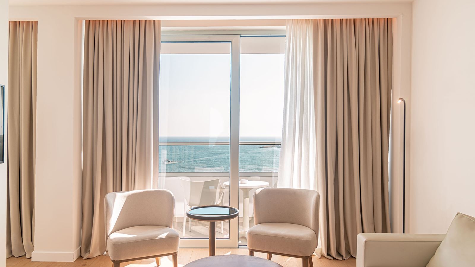 rooms-superior-suite-seaview-balcony