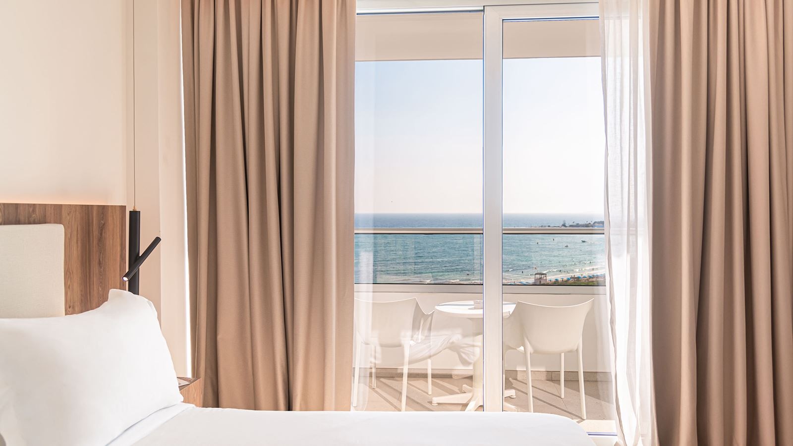 rooms-superior-suite-seaview-balcony