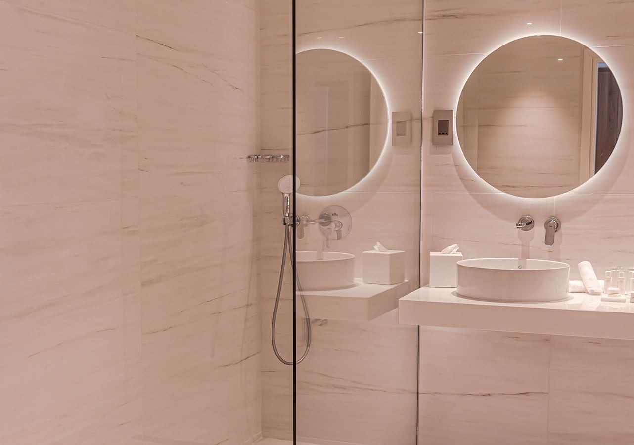 rooms-superior-suite-seaview-balcony