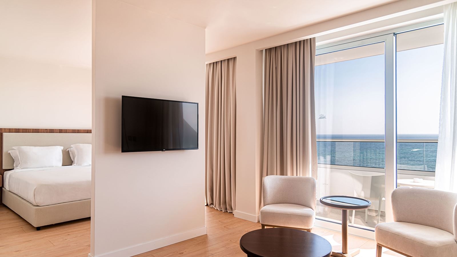 rooms-superior-suite-seaview-balcony