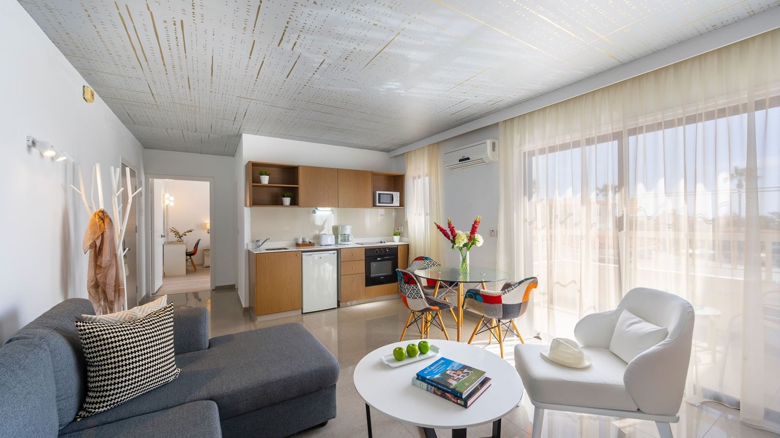 rooms-1-bedroom-suite-balcony-or-terrace