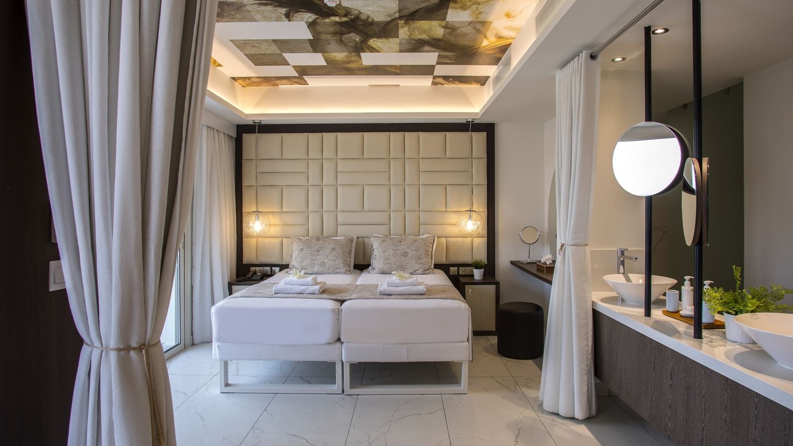 rooms-executive-suite-balcony