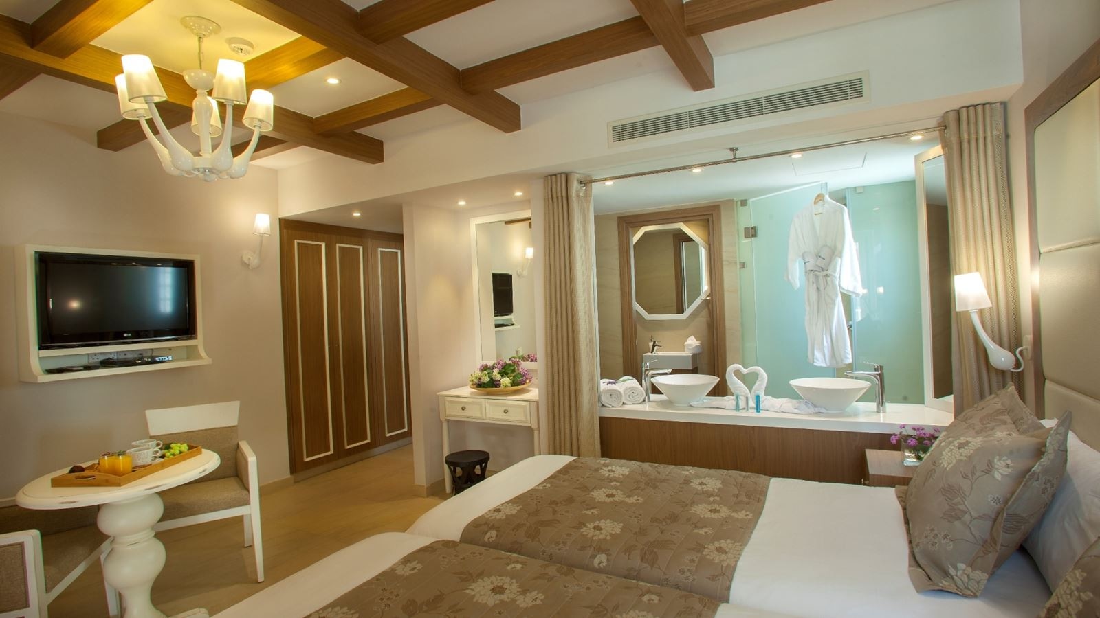 rooms-deluxe-studio-balcony