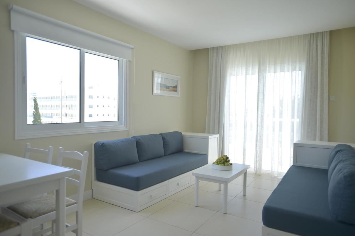rooms-standard-family-suite-balcony