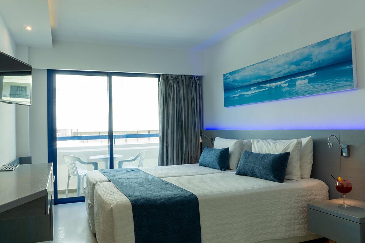 rooms-deluxe-room-seaview-balcony