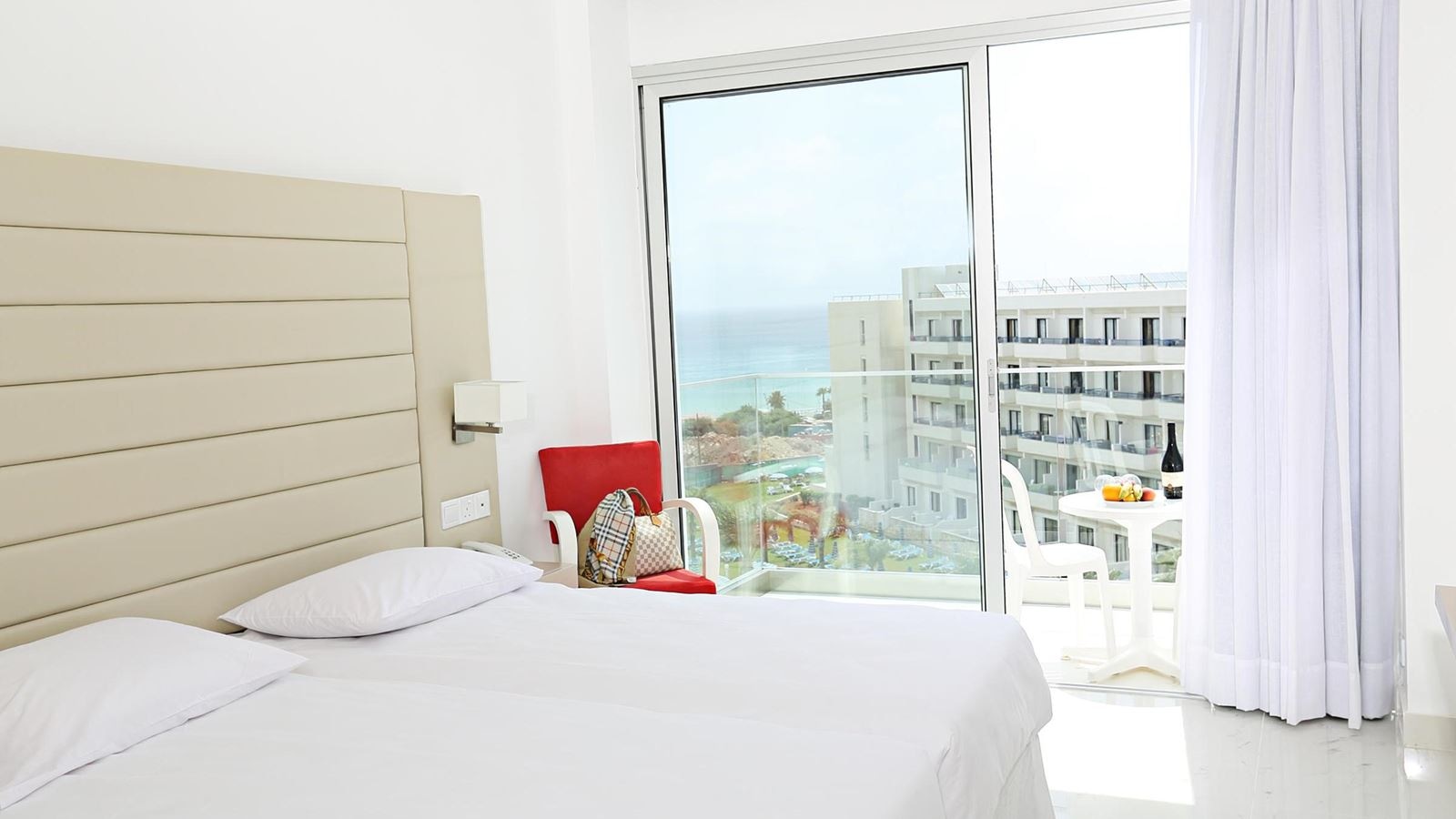 rooms-standard-room-lateralseaview-balcony