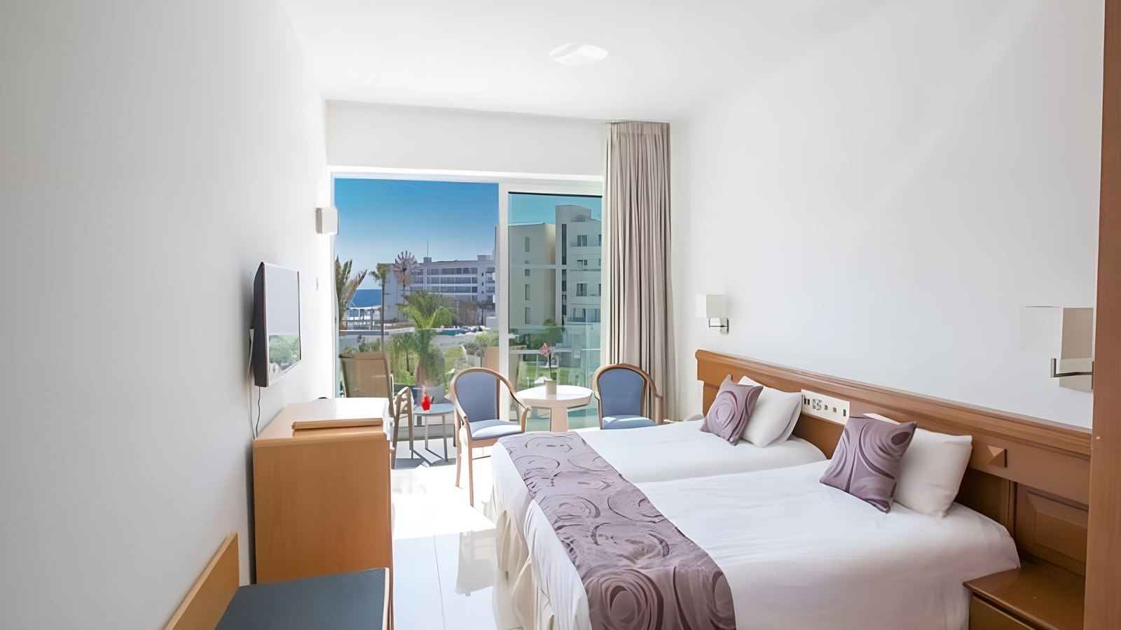 rooms-singleuse-standard-room-lateralseaview-balcony