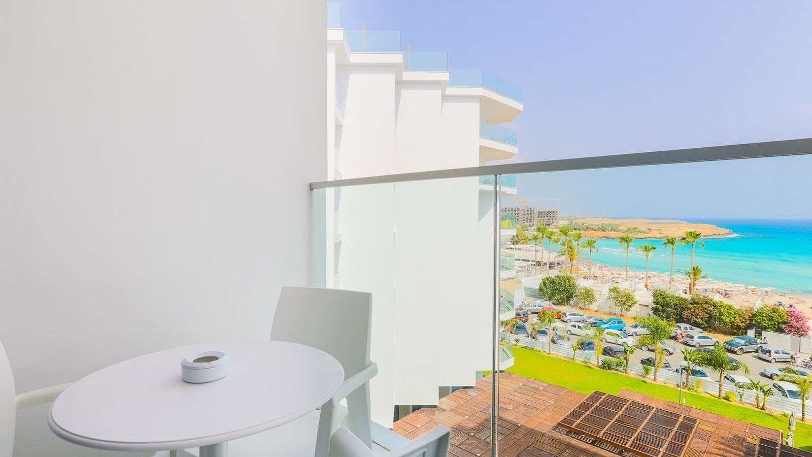 rooms-standard-room--lateral-sea-view--balcony--