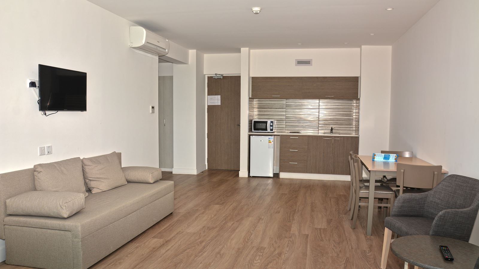 rooms-1-bedroom-standard-apartmentbalcony-or-terrace