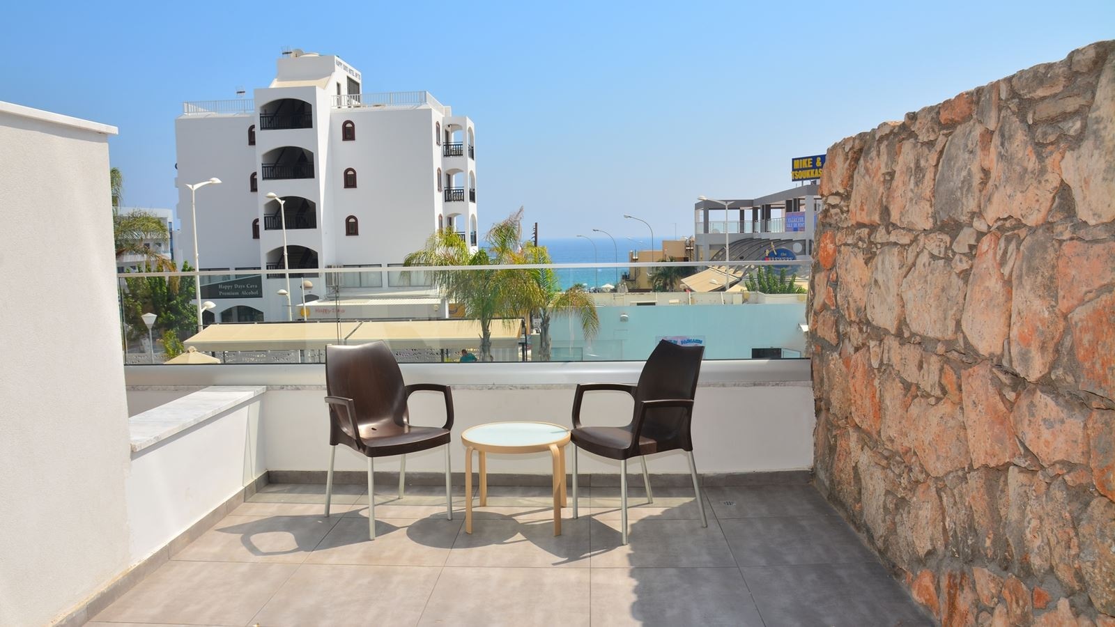 rooms-standard-roompoolviewbalcony