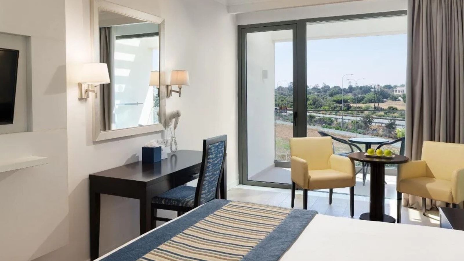 rooms-deluxe-room-inland-view-frenchbalcony-economy